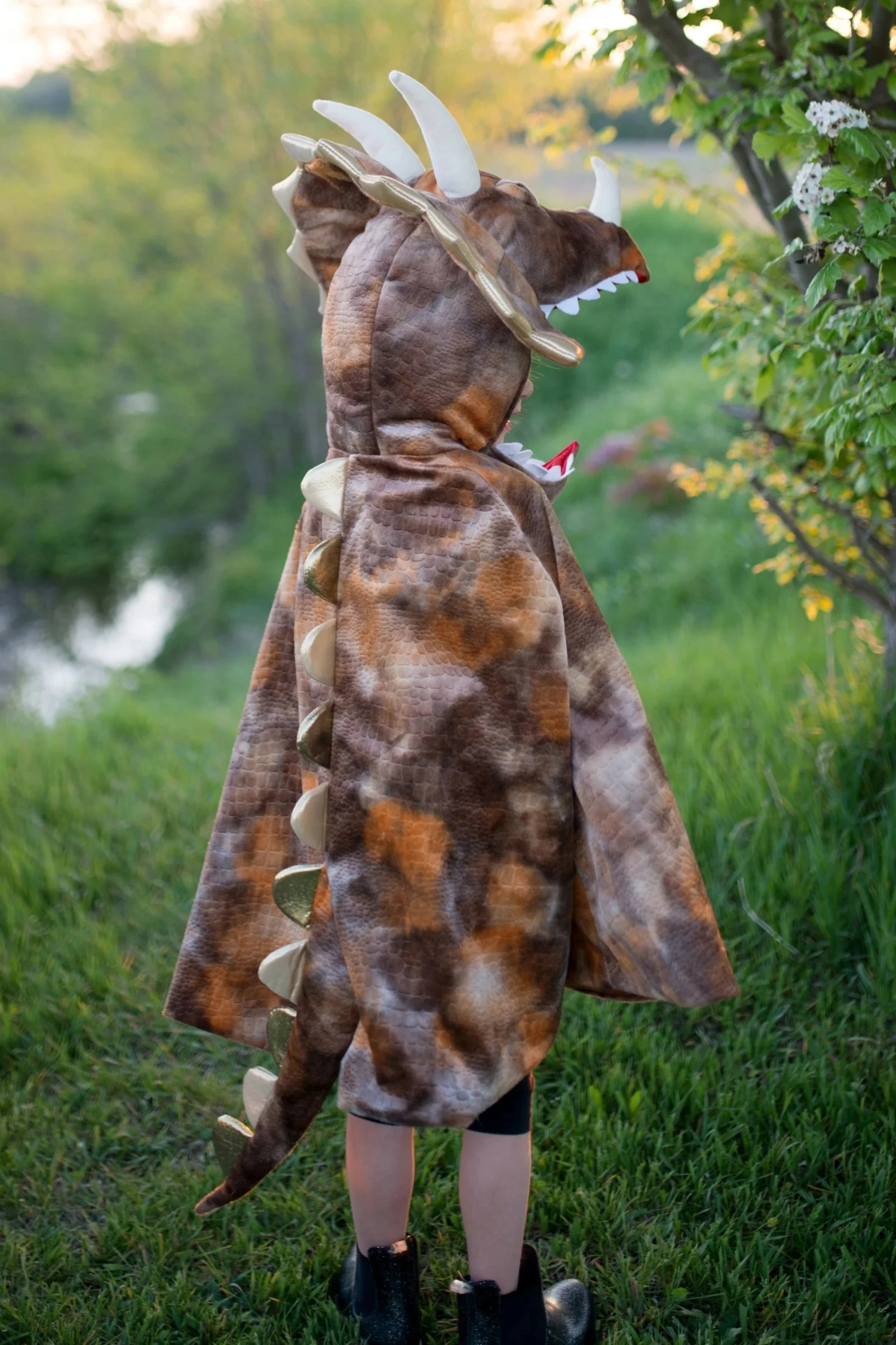 GRANDASAURUS TRICERATOPS CAPE WITH CLAWS 5 GRANDASAURUS TRICERATOPS CAPE WITH CLAWS - Image 3